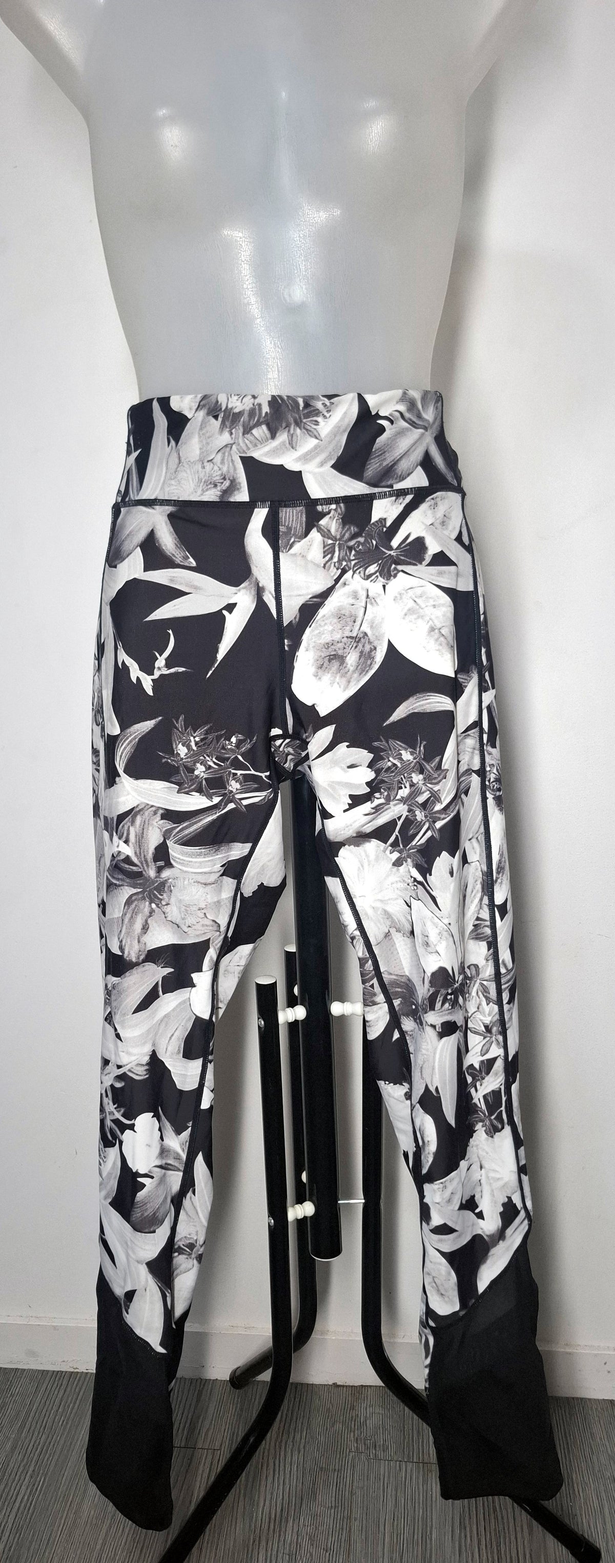 Size 18 - Black And White Floral Leggings