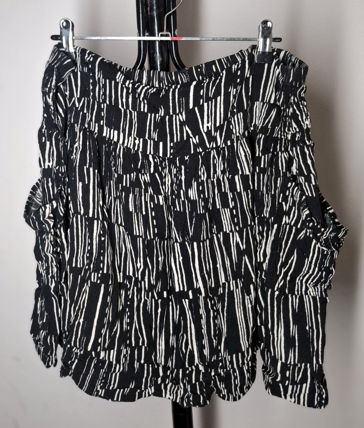 City Chic XL - Black & White Striped Elastic Flippy Skirt With Pockets (different print)