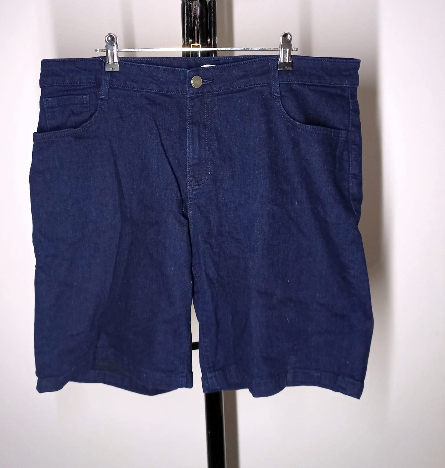 Size 18 - Stretchy Shorts With Pockets