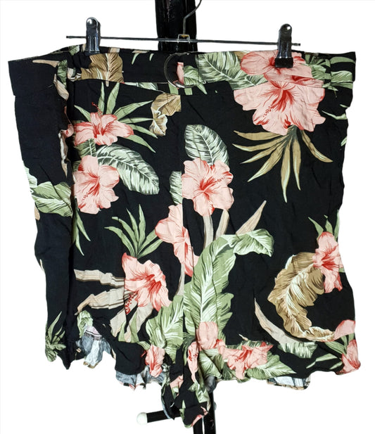 City Chic Medium - Black Floral Belted Shorts