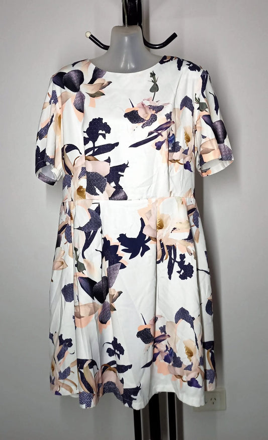 Size 18 - White Floral Dress With Pockets & Sleeves