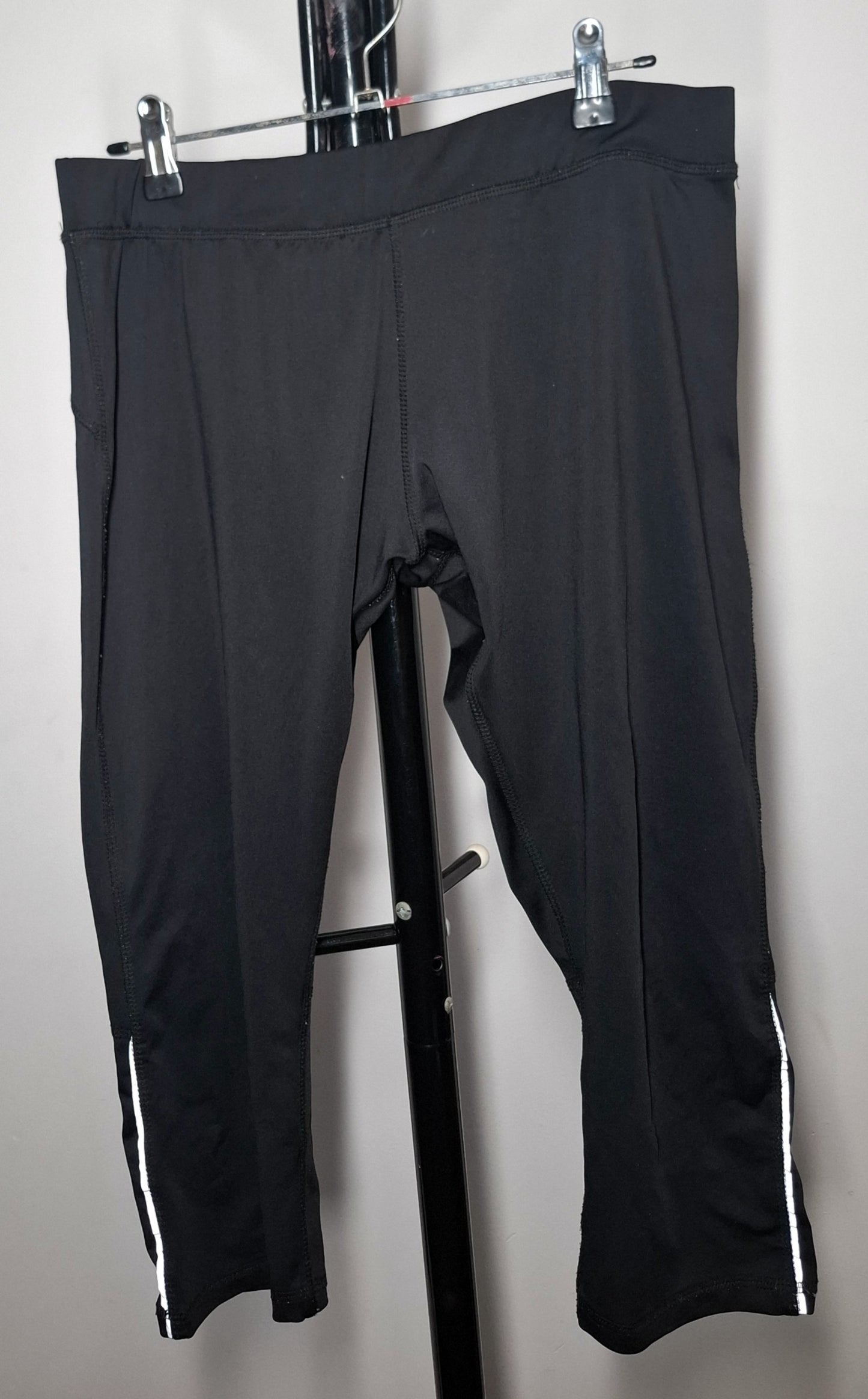 Size 16 - Black 3/4 Capri Leggings With Back Zip