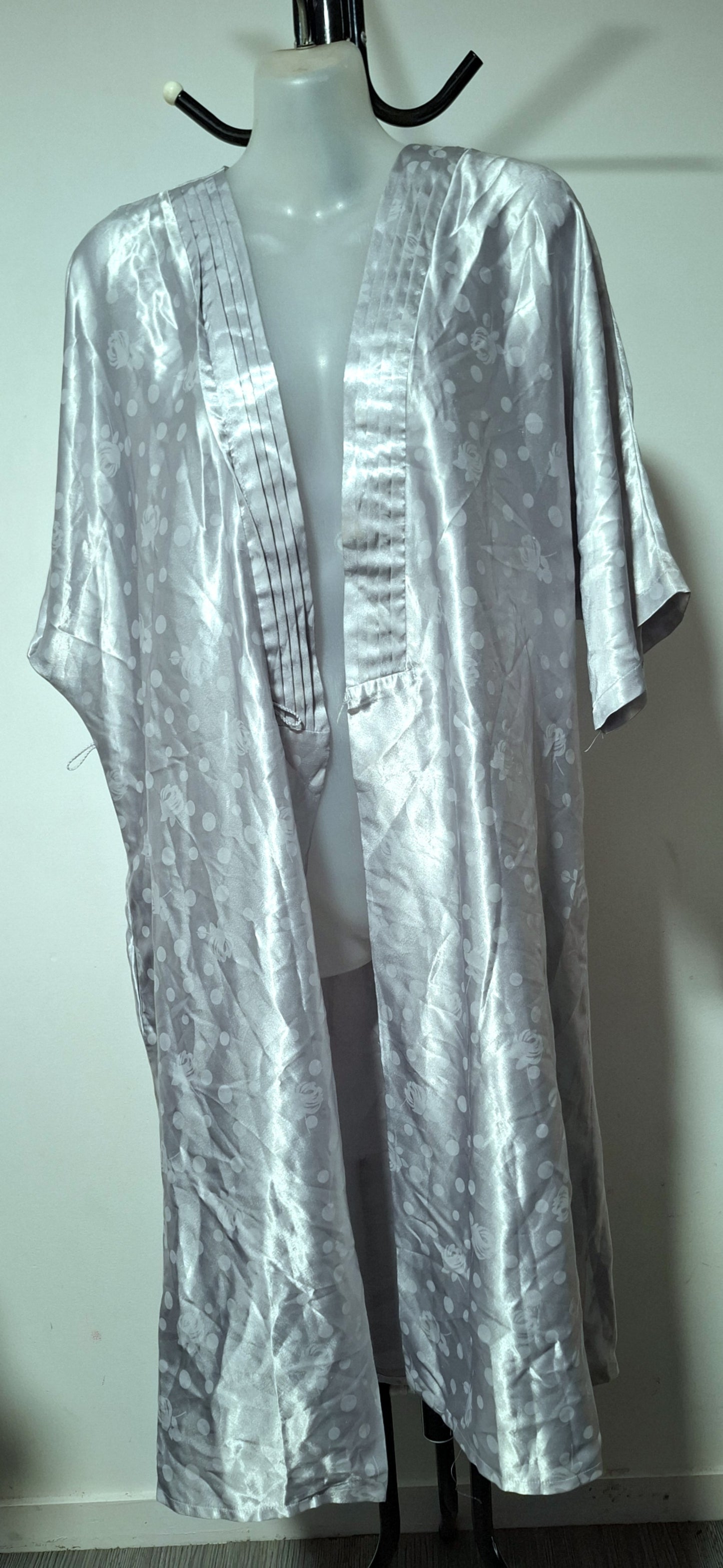 Size 8 - Silver Silky Satin Dressing Gown Robe With Rose Print